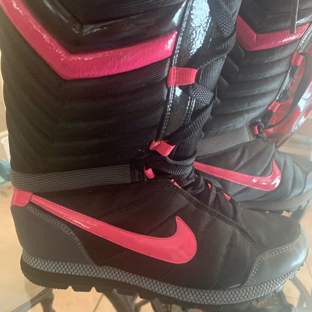 Nike Boots women’s size 8